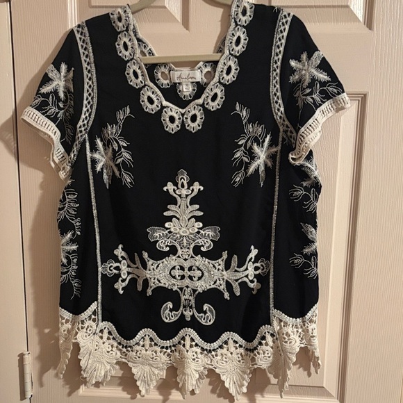 Auneliege Tops - Chic Black and White Embroidered Women's Blouse